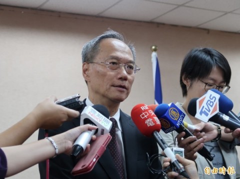 僑委會委員長吳新興列席立法院外交委員會，會前受訪