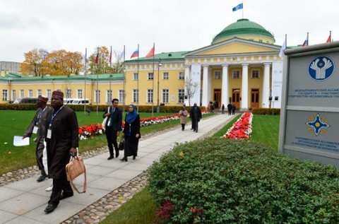 К своей 137-й Ассамблее Межпарламентский союз вместе с Группой по инклюзивным политическим процессам управления и укреплению мира Программы развития ООН подготовили аналитический доклад о парламентском надзоре за правительствами. В нём — 28 рекомендаций народным избранникам о том, как эффективнее привлекать к ответу представителей исполнительной власти.