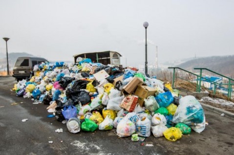 Прокуратура выявила в промышленной зоне Ангарска несанкционированную свалку, которая нанесла ущерб экологии в 12 млн рублей. Испытания отобранных проб почвы, проведенные специалистами Росприроднадзора показали, что загрязнение в десятки раз превышает установленные нормы.