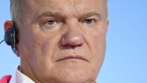 俄羅斯共產黨主席Gennady Zyuganov：2018年的總統選舉候選人中，只有現任總統普京與曾經執政的共產黨有強大的團隊，其他候選人都是來插花的。