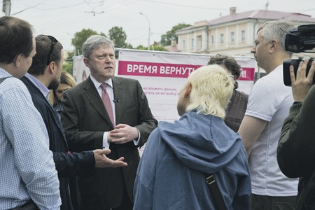 俄羅斯蘋果黨主席Grigory Yavlinsky公布競選綱領，其第三部分討論重新分配資源以解決地方預算困境。