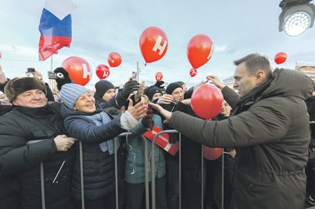 Генпрокуратура по поручению президента уже приступила к проверке исполнения законодательства о массовых мероприятиях. Так что или Навальному повезло подпасть под наметившийся тренд на некоторую либерализацию, или ему просто решили уступить с согласованием акций хотя бы где-то. Ранее оппозиционер уверял, что он находится под полным запретом. Эксперты, впрочем, считают, что федеральный Центр прямых указаний в регионы давить Навального никогда и не давал.