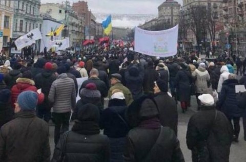 Лидер партии «Движение новых сил», бывший губернатор Одесской области Михаил Саакашвили на митинге вечером в среду объявил о создании «украинской сечи» у стен парламента в Киеве. «Я объявляю создание украинской сечи возле Верховной рады. Мы будем расширяться, мы будем готовиться к мирному наступлению на Порошенко».