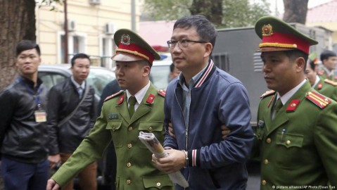 Trinh Xuan Thanh escorted by police in Hanoi. Photo: AP/Doan Tan