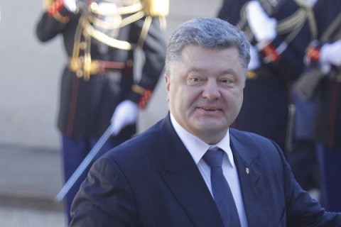 Президента Украины Петра Порошенко обвинили в написании верноподданнического письма в адрес ФСБ в 2007 году, а его ближайшее окружении - в выводе из страны 1,5 миллиардов долларов Януковича, которые тот украл из бюджета. «МК» выяснил, кто и зачем вытряхивает скелеты из шкафа «шоколадника» и его команды.