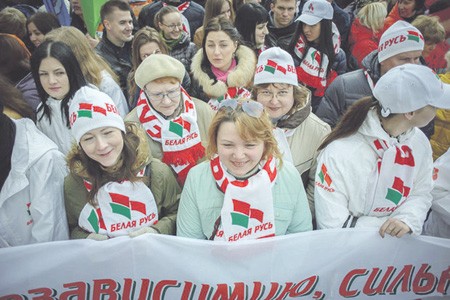 Сегодня в Минске пройдет третий съезд республиканского общественного объединения «Белая Русь», членами которого являются белорусские чиновники. Накануне эксперты прогнозировали, что съезд закончится трансформацией объединения в партию власти. Правда, уже вчера на уровне экспертов стали говорить, что преобразование в партию и в этот раз не состоится. Более того, президент не удостоит своим вниманием съезд.