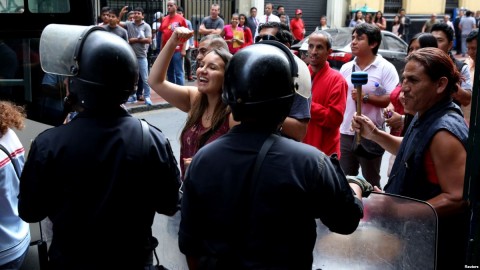 Supporters of political leader Keiko Fujimori wait outside the prosecutor's office while she responds to questions regarding the Odebrecht corruption case, in Lima, Peru, Dec. 28, 2017. Photo: Reuters