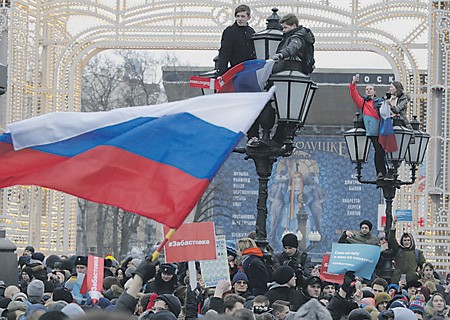 В Москве, Петербурге и сотне других городов России прошли митинги и шествия за бойкот выборов. В обеих столицах они не были санкционированными. Главе Фонда борьбы с коррупцией (ФБК) Алексею Навальному впервые за последнее время удалось выйти на Тверскую улицу, но уже через несколько минут он оказался в полицейском автобусе.