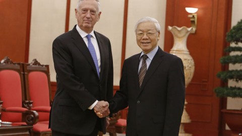 US Secretary of Defense Jim Mattis (l) shakes hands with Vietnam's Communist Party General Secretary Nguyen Phu Trong before holding talks in Hanoi, Jan. 25, 2018. Photo: AP