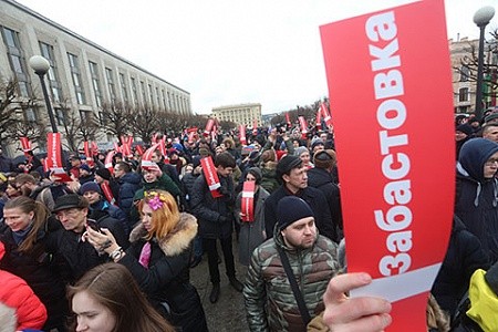 К идее бойкота президентские выборов положительно относятся 5% россиян, а действительно не пойдут в марте на избирательные участки 4% избирателей, свидетельствуют результаты опроса фонда "Общественное мнение". Их доводы: «Люди недовольны ситуацией в стране, работой властей», «Не доверяю выборам, все уже решено без нас» и «Это личное мнение, право граждан». Еще 24% сказали, что среди их знакомых, друзей, родственников есть люди, которые по принципиальным соображениям отказываются от участия в голосовании.