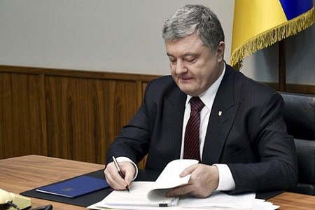 Президент Украины Петр Порошенко распорядился изменить в кратчайшие сроки формат военной операции в Донбассе. Как сообщается, он поручил его разработку Минобороны страны и Генштабу. Ранее украинский лидер подписал закон о реинтеграции Донбасса. Как пишет «Донецкое агентство новостей» (ДАН), этот документ, по мнению большинства юристов, означает законодательно одобрение на применение в регионе всего комплекса силовых мер разрешения конфликта. Иными словами, закон противоречит Минским соглашениям, направленным на мирное урегулирование ситуации в Донбассе, отмечает агентство.