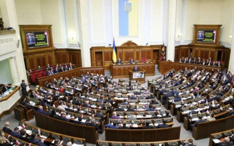 «Мы пришли к выводу, что политическая система Украины сама по себе дефективная. И именно эта дефективная система порождает дефективную власть. Для того, чтобы изменить эту ситуацию мы с коллегами из партии «ОСНОВА» начали поездки по стране. Не для того, чтобы что-то рассказать, а скорее для того, чтобы услышать от людей запрос, который есть в обществе, и что на самом деле должны делать политики, как их представители», – отметил Владимир Полочанинов.