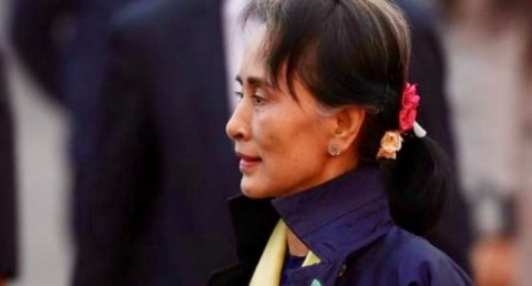 Myanmar's State Counsellor Aung San Suu Kyi walks towards her car after arriving at Air Force Station Palam in New Delhi, India, January 24, 2018. Photo: Adnan Abidi /Reuters