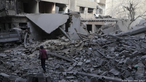 A Syrian boy walks past destruction in eastern Ghouta, Mar. 19, 2018. Photo: AFP / Getty Images / H. Ajweh