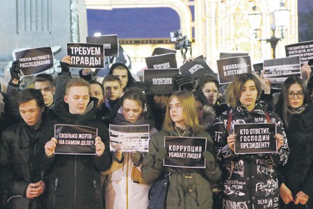 Заметит ли Кремль траурные протесты. После президентских выборов властям в принципе уже не с кем бороться. Эксперты уверены, что на вариант своего рода ползучей «Болотной площади» Кремль уже готовит ответную реакцию. Например, можно ожидать ужесточения закона о митингах.