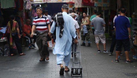 生活在乏人問津的多重隔間樓-香港貧窮的少數民族面臨租房種族歧視在夾縫中求生存