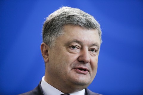 The President of Ukraine, Petro Poroshenko, briefs the media during a news conference with German Chancellor Angela Merkel after a meeting at the chancellery in Berlin, Germany, Tuesday, April 10, 2018. Photo: Markus Schreiber / AP