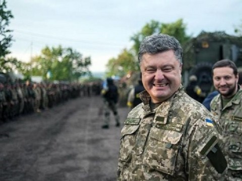 политолог Руслан Бортник: Окончание АТО никоем образом на Украину в ближайшее время не повлияет прямым путем. Это увеличивает полномочия Президента, это расширяет его управление конфликтом (он переходит в прямое управление Президента), он будет назначать руководителя Объединенного оперативного штаба, которому все будут подчиняться», - отметил политолог. это не приближает и не отдаляет конфликт, а переводит его в ручное управление Президентом.