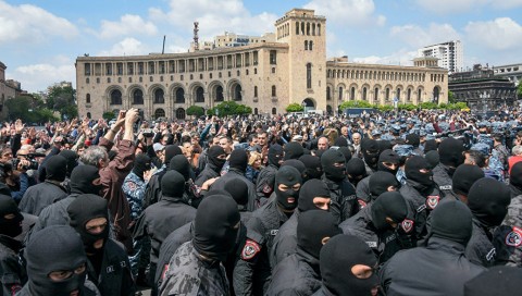 Депутаты попросили патриарха Армении обратиться к народу. Депутаты Госдумы обратились к главе Армянской апостольской церкви с просьбой призвать народ республики воздержаться от кровопролития и действовать в рамках конституции.