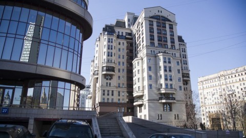 The Evrofinance Mosnarbank building stands in Moscow, Russia, April 24, 2018. The little-known Moscow bank has emerged as the only international financial institution so far willing to defy a US campaign to derail Venezuela's state-backed digital currency, called the petro, even before it begins to function. Photo: AP