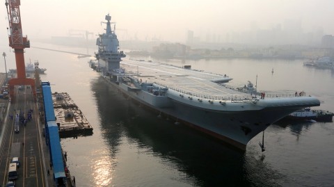 Der Träger beim Auslaufen in Dalian © Stringer/Reuters