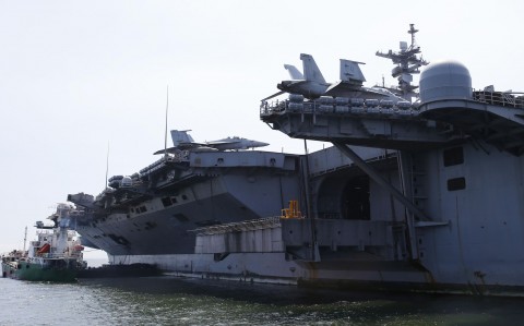 US military aircraft sit on the flight deck of the USS Carl Vinson aircraft carrier anchored off Manila, Philippines, for a five-day port call along with guided-missile destroyer USS Michael Murphy, Saturday, Feb. 17, 2018. Photo: Bullit Marquez / AP