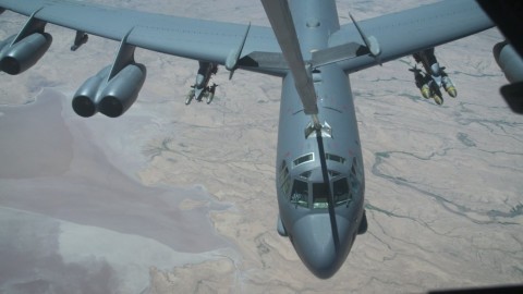 米Ｂ５２爆撃機、南沙諸島付近を飛行か　中国が人工島造成