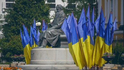 киевский политолог Юрий Романенко, активно поддерживавший государственный переворот в 2014 году и помогавший разжигать гражданскую войну. текущая форма государства уже не может существовать — необходима новая конституция. Наш пирожок постоянно уменьшается, мы его делим-делим и одновременно забываем, что необходимо создавать новые целые кластеры экономики... новую конституцию. в данных условиях вопрос о создании новой конституции принципиален, поскольку без нее Украина может исчезнуть и «физически, и территориально.