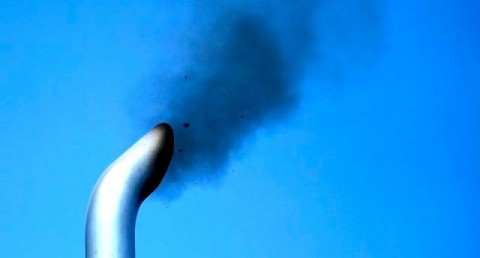 A truck engine is tested for pollution exiting its exhaust pipe as California Air Resources field representatives (unseen) work a checkpoint set up to inspect heavy-duty trucks traveling near the Mexican-U.S. border in Otay Mesa, California September 10, 2013. Photo: Reuters/Mike Blake