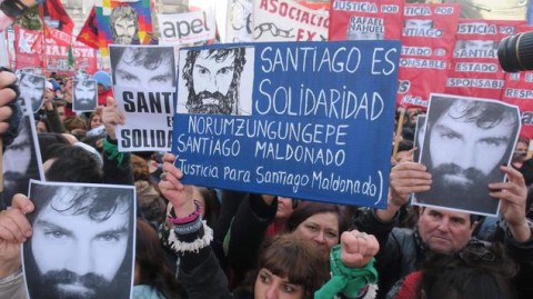 Die rechtsstaatliche Aufklärung des Todes von Santiago Maldonado forderten Demonstranten am Mittwoch in Buenos Aires.