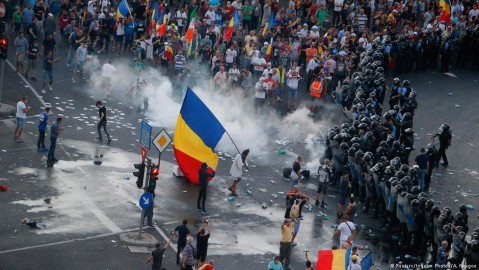 Smoke rising from the ground amid protests in Bucharest. Photo: A. Neagoe