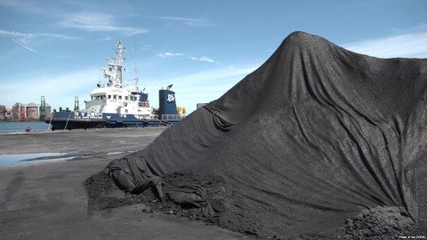 North Korean coal was unloaded onto the coal loading dock at the Port of Pohang, South Korea. Photo: Ham Ji-ha / VOA