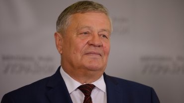 Василий Нимченко: Украинская власть откровенно попирает всё, что записано в Конституции Украины. Нынешний состав Верховной Рады, по сути, недееспособный, он ничего не делает для благосостояния людей, и поэтому Украина стоит на границе утраты свой государственности.