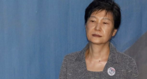 Former South Korean President Park Geun-hye arrives at a court in Seoul, South Korea, August 25, 2017. Photo: Kim Hong-Ji/Reuters