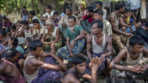 Rohingya Muslims from Myanmar wait to carry food items from Bangladesh's border toward a no man's land where they set up refugee camps in Tombru, Bangladesh, Sept. 15, 2017. Photo: AP