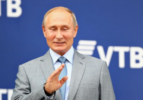 Russia President Vladimir Putin waves to the crowd from the podium during the Formula One Grand Prix of Russia at Sochi Autodrom on September 30, 2018, in Sochi. Photo: Mark Thompson / Getty Images