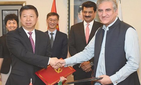 Pakistani Foreign Minister Shah Mahmood Quresta and Son Tao, an official of the CPC Central Committee, exchange documents after signing an MOU between Pakistan Tehreek-i-Insaf and the CPC to strengthen relations between the two parties. Image: Online screen grab