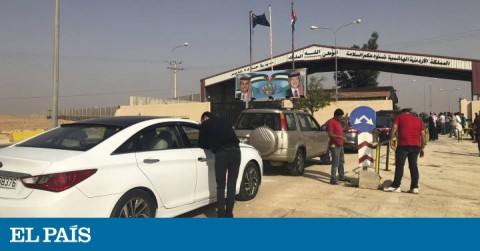 Cars crossing the Syiria - Jordania border to enter Syria.