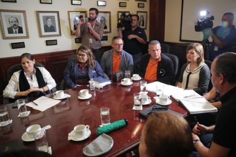 Los líderes sindicales atendieron la tarde de este miércoles al llamado del ministro de Educación, Édgar Mora, sin embargo, una vez más, rechazaron deponer la huelga