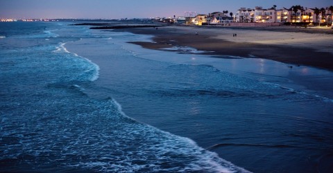 A day before the January 2018 king tide, waves break in front of condos along Imperial Beach's shoreline. Photo: Roberto ‘Bear’ Guerra / High Country News