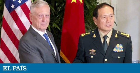 El secretario de Defensa de EE UU, Jim Mattis, y su homólogo chino, Wei Fenghe, este jueves en Singapur.