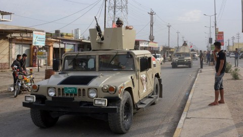 An Iraqi army vehicle patrols after a car bomb attack on Oct. 23, 2018, killed six people and wounded 26 more at a market in Al Qayyarah, located south of the Islamic State group's former Iraqi capital of Mosul. Photo: AFP