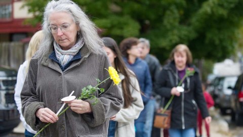 Mourners arrive outside the Tree of Life synagogue a day after a mass shooting in Pittsburgh. Photo: EPA