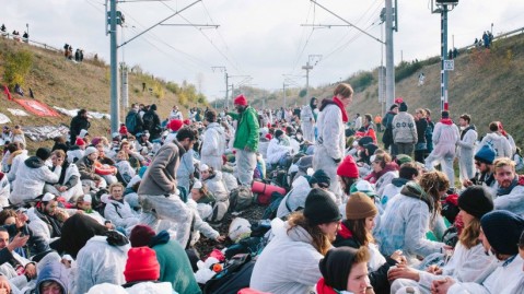 德國Hambach森林保護：數千人占領Hambach森林保護區的採煤鐵路，反對德國煤礦鉅業公司RWE採煤行動。