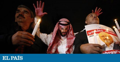 Tres participantes, uno de ellos con un disfraz del príncipe heredero saudí y las manos ensangrentadas, en la vigilia por Khashoggi realizada junto al consulado saudí en Estambul el pasado jueves.