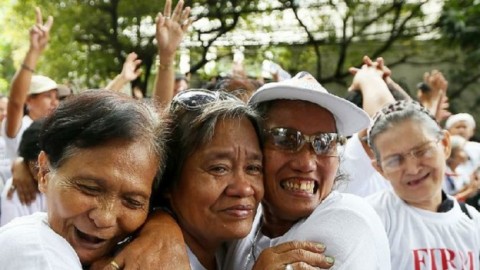 Loyalists troop to Marcos tomb