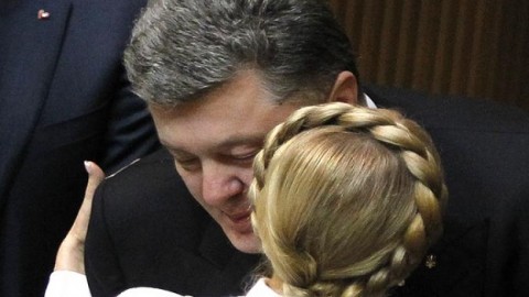 Женщина с косой уже рядом с Порошенко