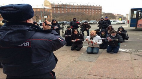 У стен Исаакиевского собора активисты прочитали Конституцию, стоя на коленях